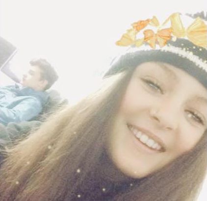 FOTO | O tânără de 19 ani a fost găsită moartă pe canapea, lângă bebelușul ei de cinci luni