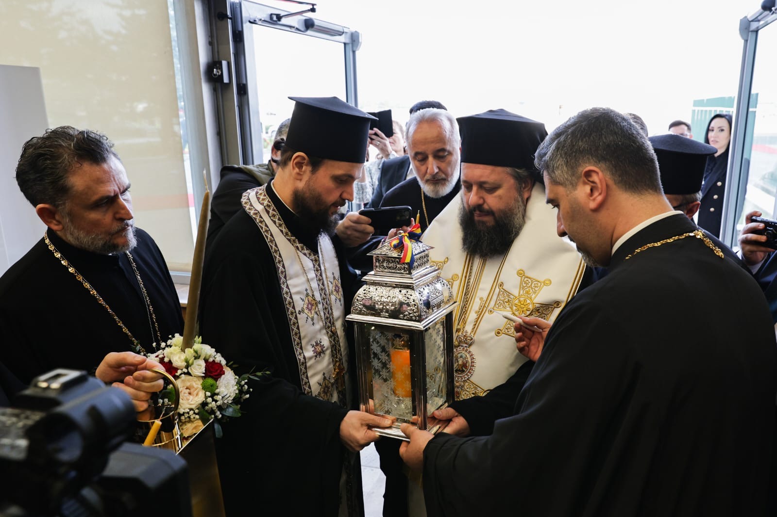„Hristos a Înviat!” a răsunat sâmbătă la miezul nopții în întreaga Românie. „Un dar al iubirii lui Dumnezeu pentru noi toți”