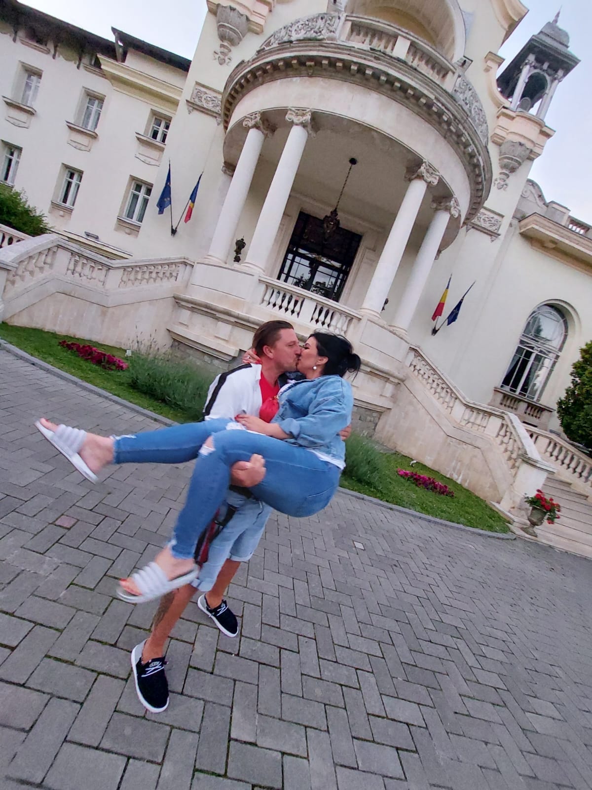 Adriana Bahmuțeanu are grijă de fiul logodnicului ei: „Îmi zice mamă”. A fost și la ședința cu părinții