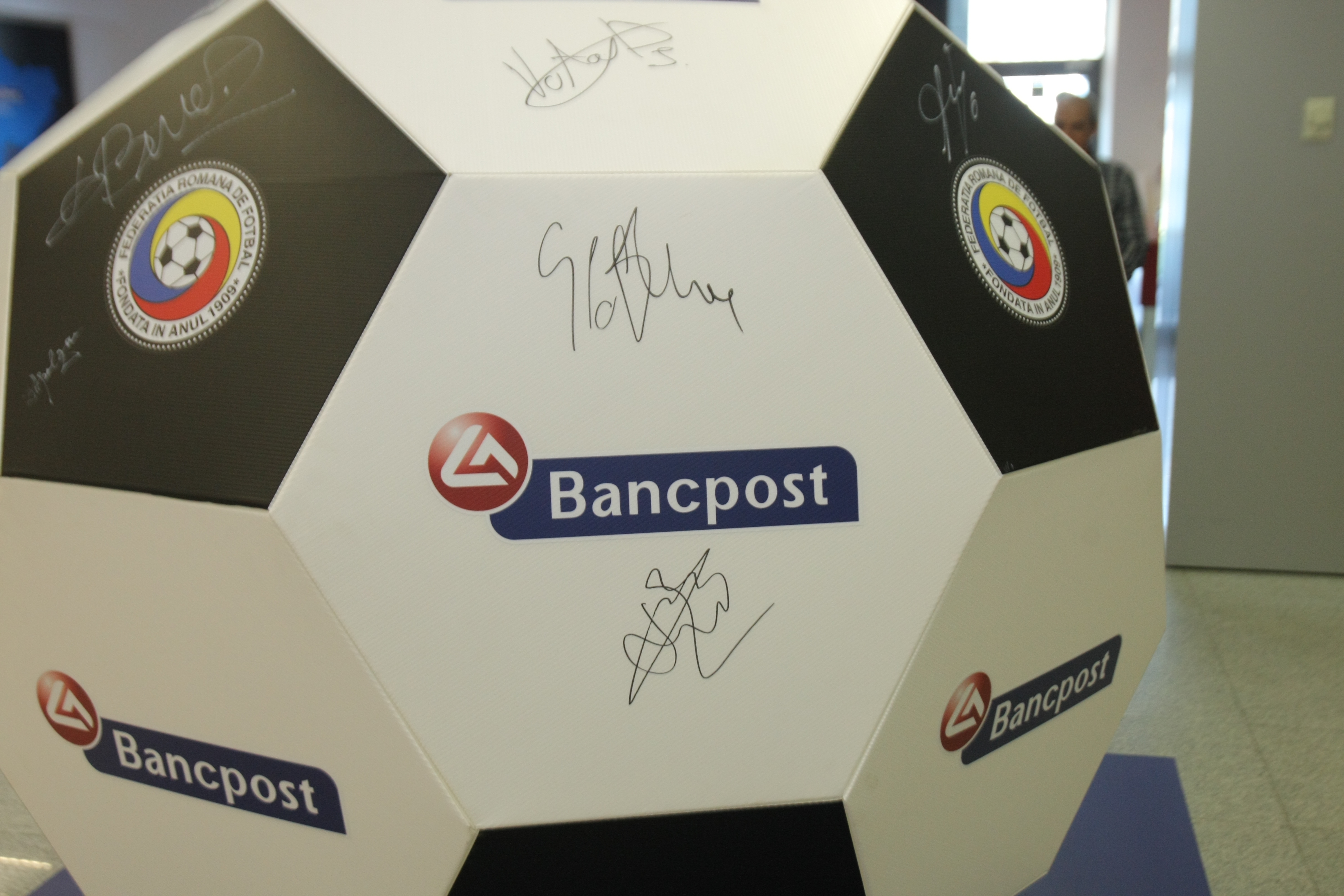 ROMÂNIA - FEROE, DUMINICĂ, ORA 19:00, TVR 1 / Tricolorii au făcut pe bancherii la sediul noului sponsor. Repriză de autografe și fotografii / GALERIE FOTO