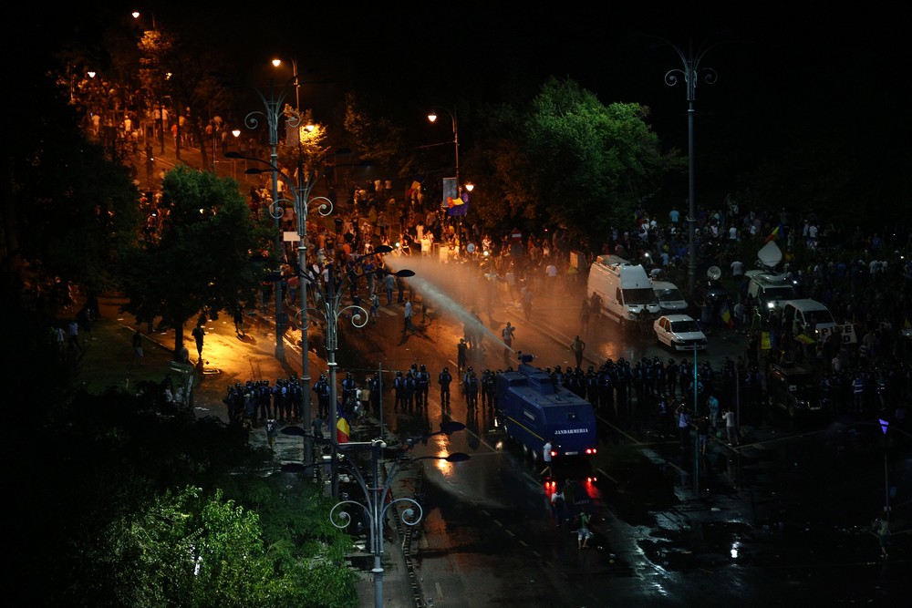 Doi jandarmi au fost luați la bătaie de protestatari. O femeie a cazut pradă furiei manifestanților