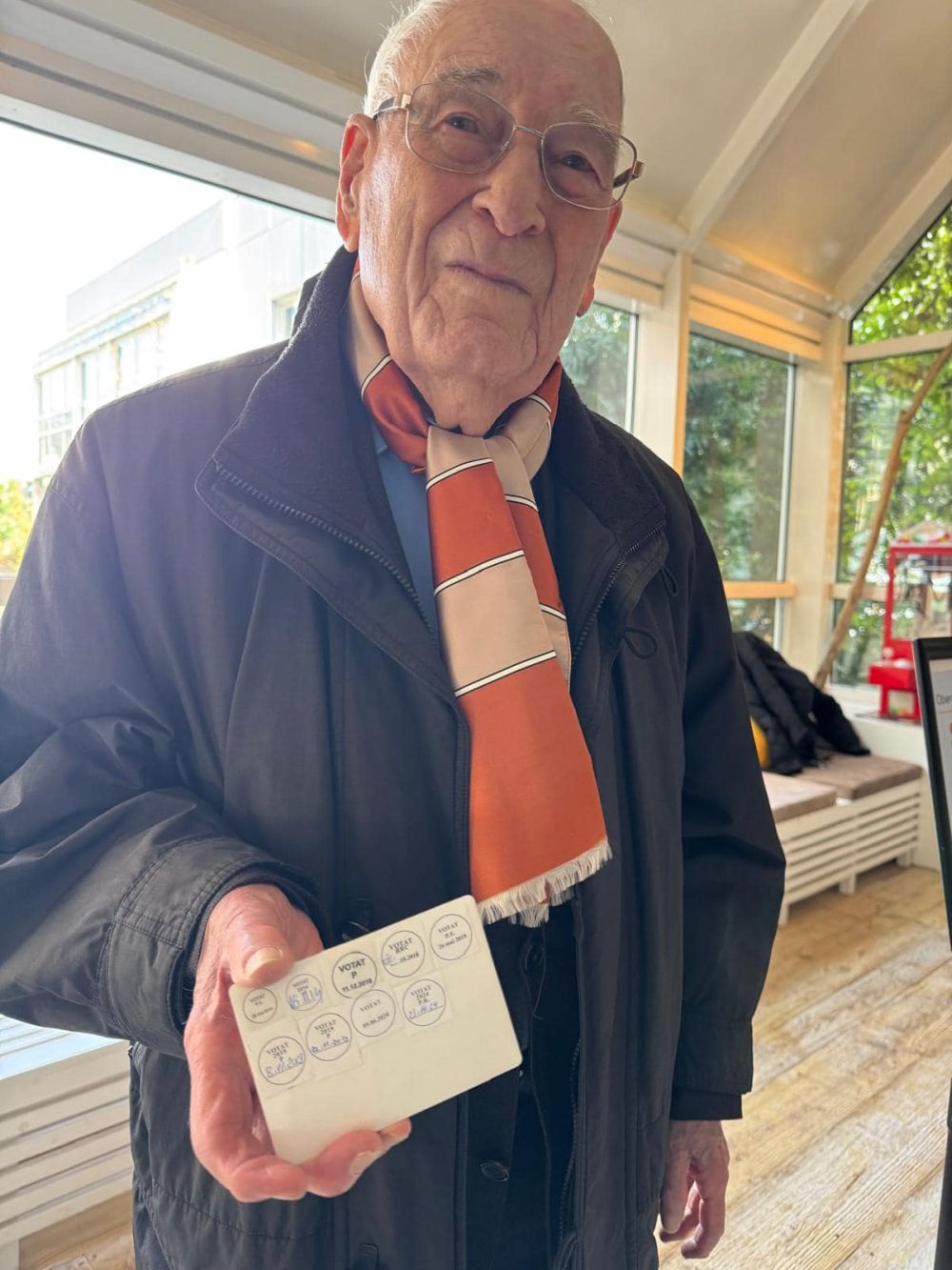Imagini cu românii care au votat în diaspora la alegerile prezidențiale. Cel mai vârstnic alegător are 100 de ani
