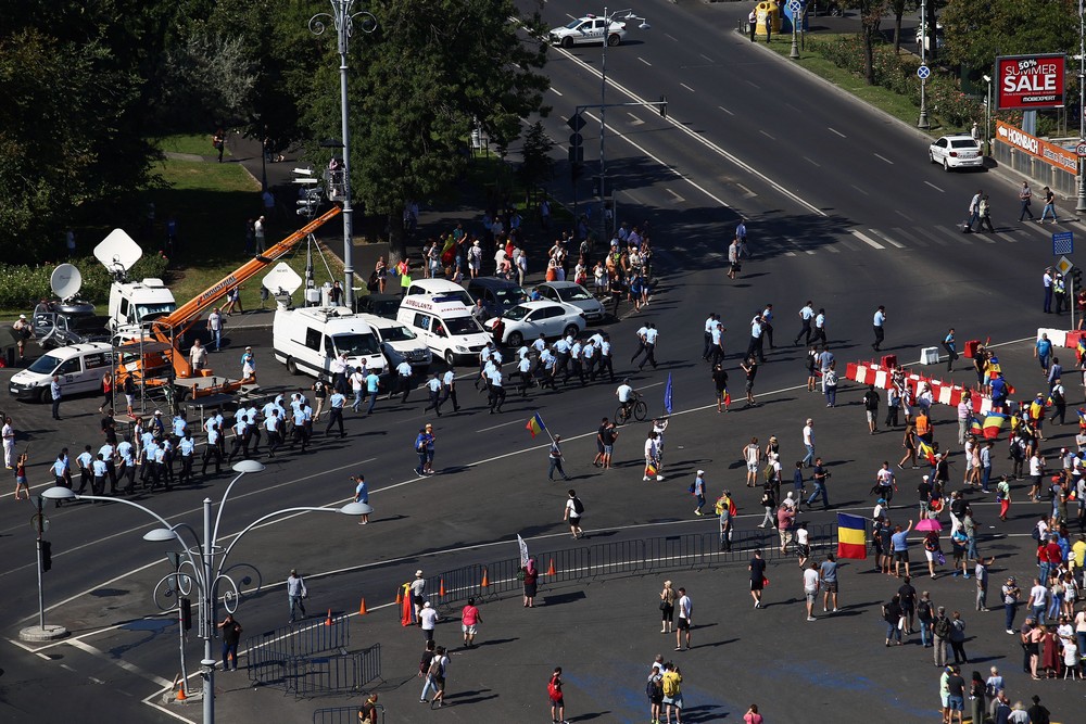 UPDATE. Război de stradă între jandarmi și huligani, în Piața Victoriei. 452 de persoane rănite / VIDEO&FOTO