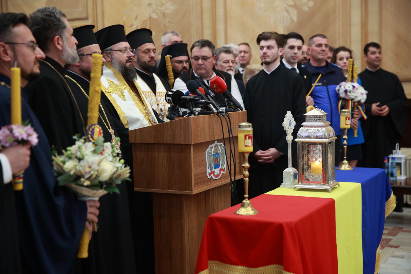 Sfânta Lumină de la Ierusalim a ajuns în România: „Este semnul că iubirea lui Dumnezeu nu moare niciodată”