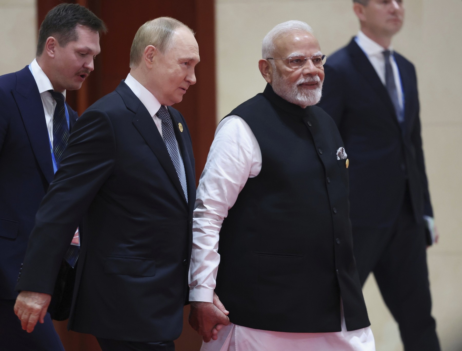 Putin și Modi, surprinși ținându-se de mână la summit, în timp ce Xi acuză Occidentul de „bullying”