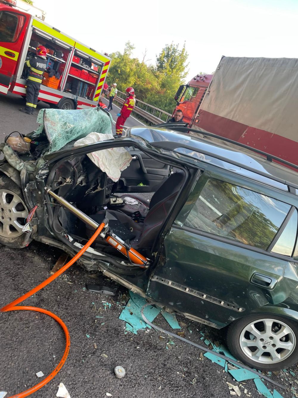 O mașină a fost spulberată de un TIR, pe Dealul Negru. Şoferul autoturismului a murit pe loc, un rănit a fost dus la spital