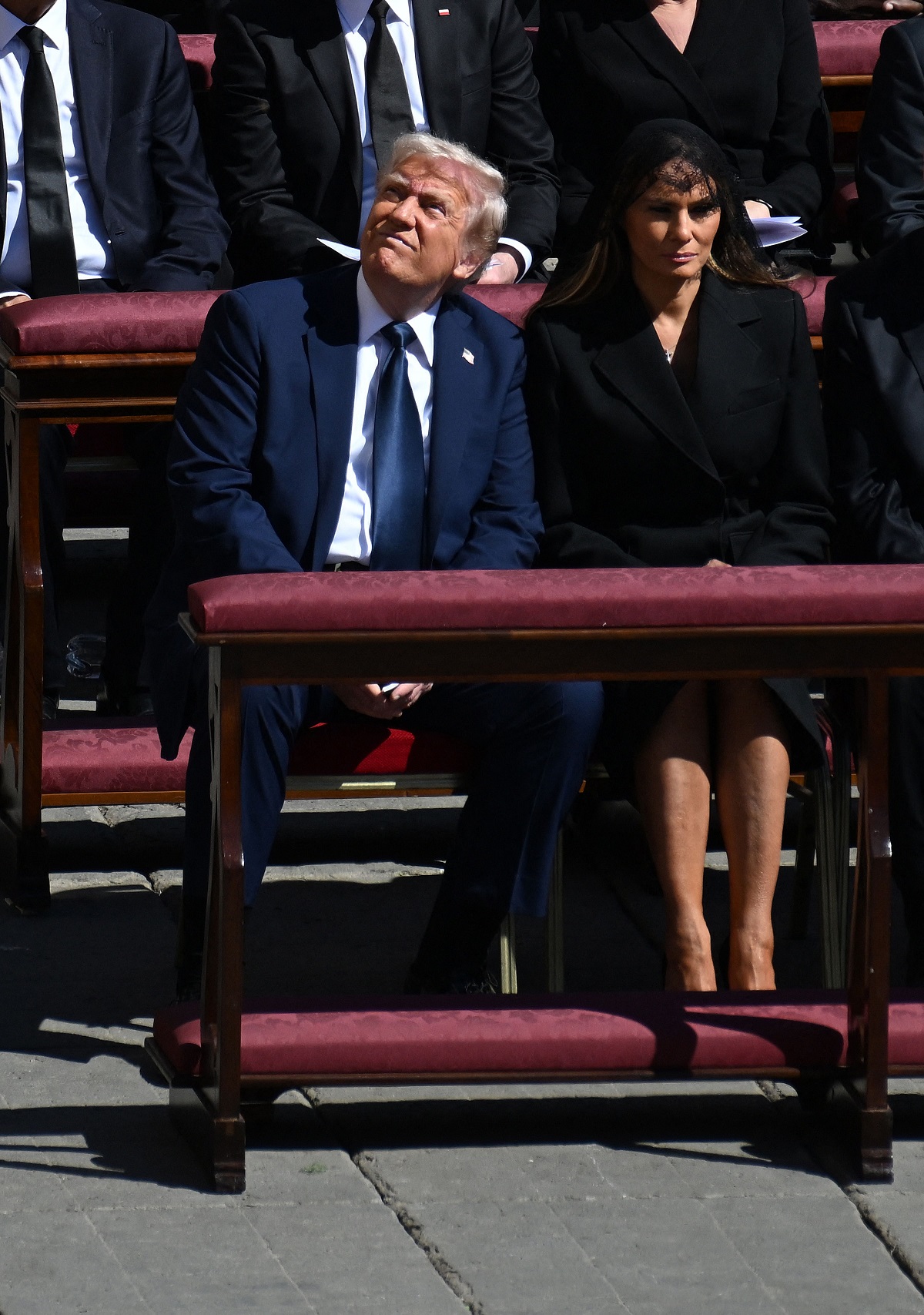 Ce i-a șoptit la ureche Melania Trump lui Donald Trump la funeraliile Papei Francisc. Un expert i-a citit pe buze primei-doamne