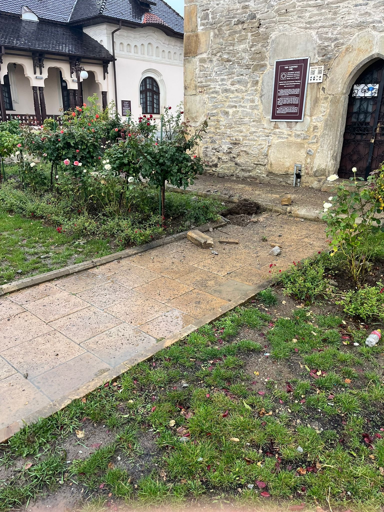 Turnul lui Ștefan din Piatra-Neamț, lovit de trăsnet. Martor: „S-au cutremurat clădirile din jur”