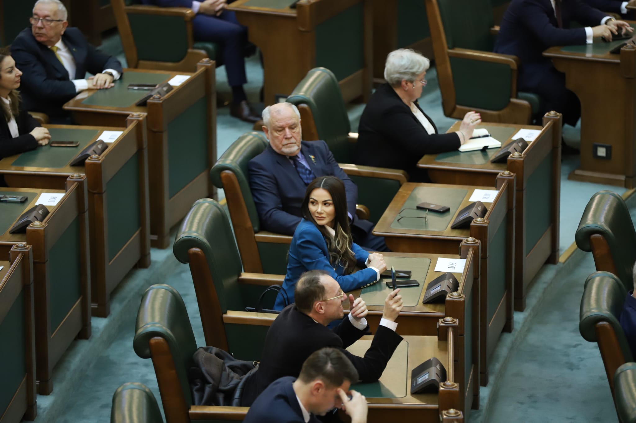 Prima zi din viața noului Parlament. Șoșoacă l-a flancat pe Ciucă, Becali a smuls microfonul unui jurnalist, iar liberalii se zbat între Crin și Nicușor