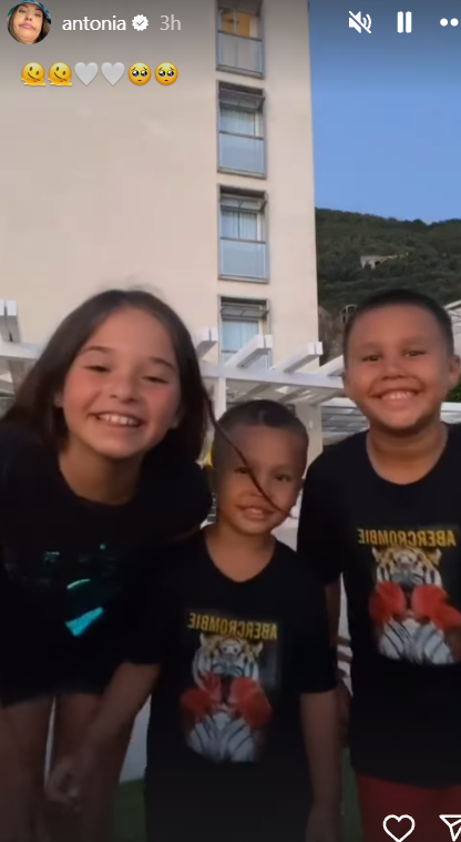 Imagini cu Antonia și cei trei copii din vacanța în Grecia. Artista a făcut furori în costum de baie