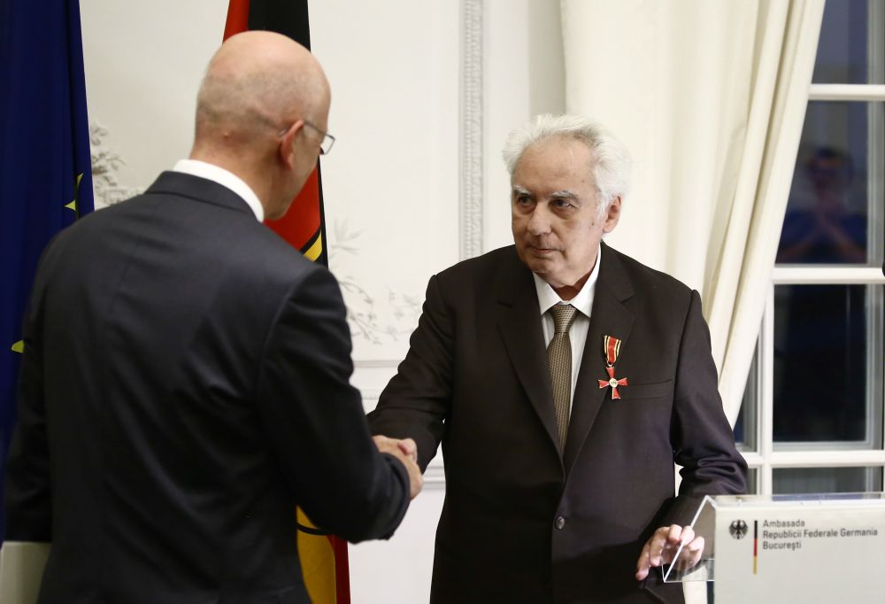 FOTO / Cel mai bine vândut scriitor român în 2016 şi 2017, decorat şi făcut cavaler de ambasadorul Germaniei la Bucureşti