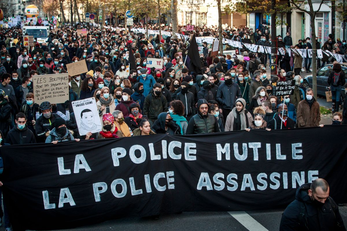 VIDEO | Ciocniri violente la Paris, între forțele de ordine și oamenii care protestează față de brutalitatea poliției