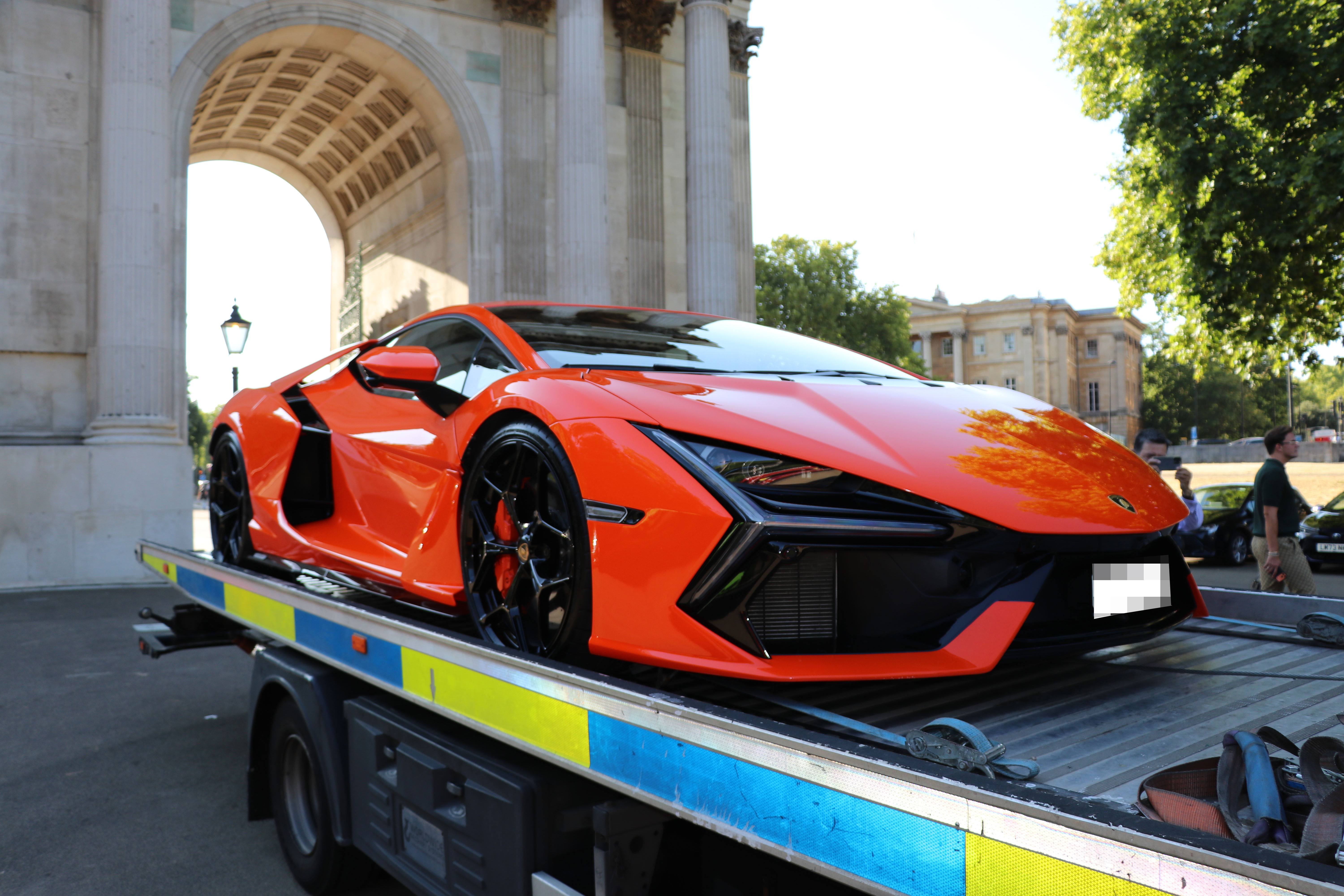 Un polițist a condus un Ferrari extrem de rar, confiscat în trafic, și a fost în culmea fericirii: „Cea mai bună zi din cariera lui”