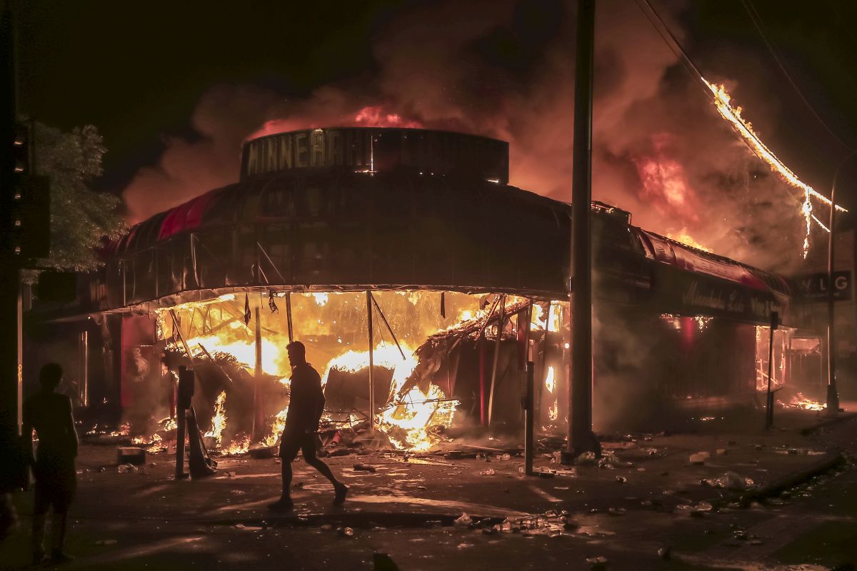Furie în SUA: O secție de poliție din Minneapolis a fost incendiată, în a treia zi de proteste după moartea unui bărbat de culoare