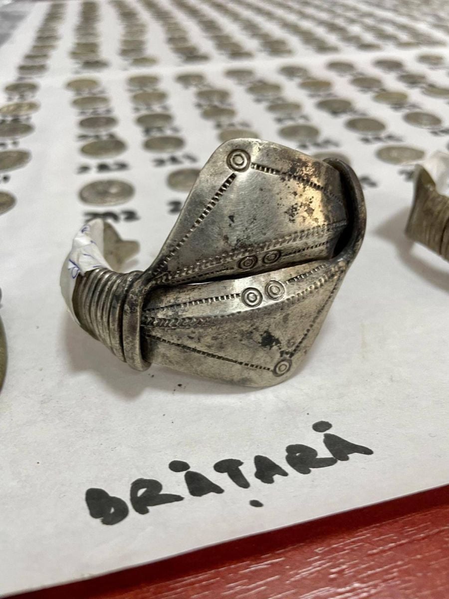 Comoară veche de 2.000 de ani, descoperită întâmplător, în Botoșani: aproape 600 de monede de argint și șase brățări dacice, printre artefactele găsite