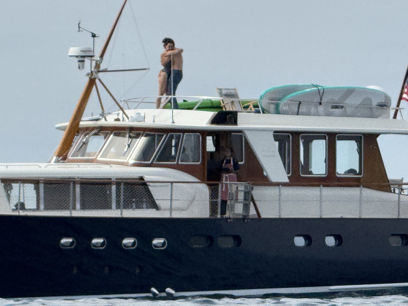 Justin Trudeau, în tandrețuri cu o artistă celebră. Au fost surprinși pe iaht în timp ce se sărutau