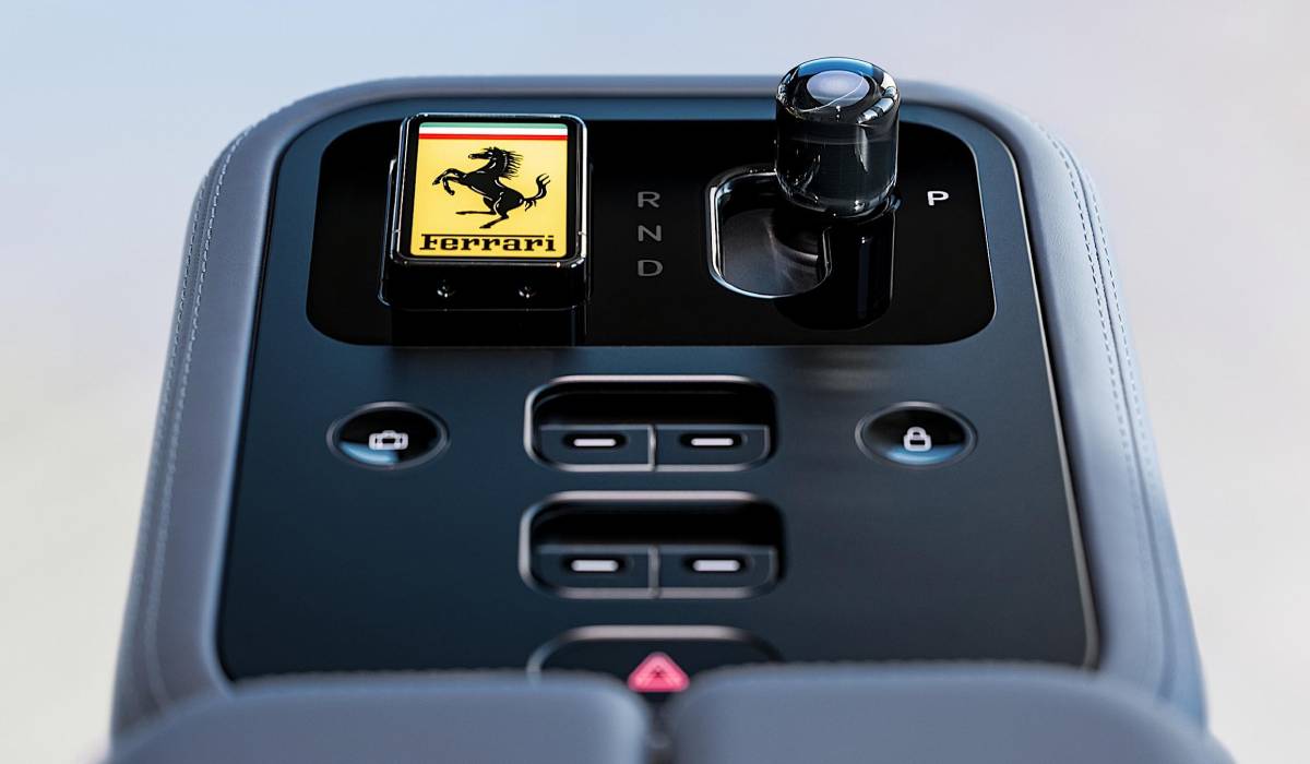 Cum arată interiorul primului Ferrari electric: acesta a fost proiectat de Jony Ive, omul care a „desenat” iPhone-urile vreme de peste un deceniu