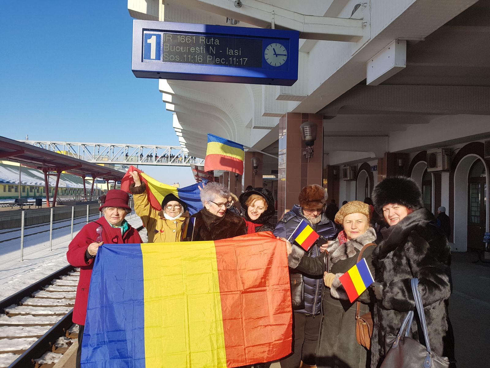 VIDEO REPORTAJ - Părinți, bunici și nepoți au întâmpinat ”Trenul Unirii” în gara Vaslui. Au încins hore și-au cântat la unison
