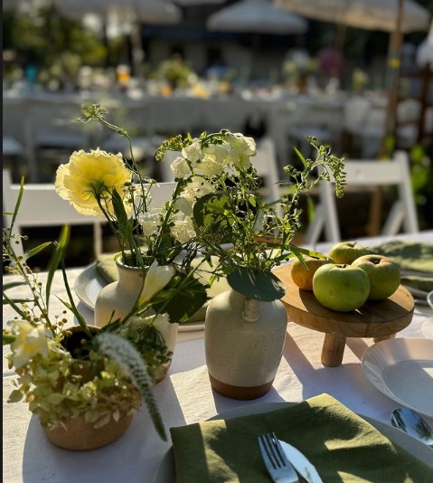 Imagini de la botezul celei de-a patra fetițe a Laurei Cosoi. Evenimentul a avut loc în Maramureș, iar invitații au primit mâncare gătită la ceaun