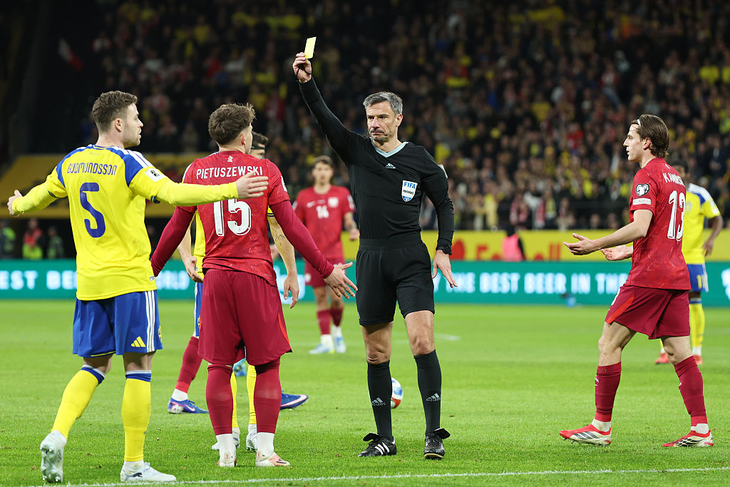 „Játékvezetői katasztrófa!” – A vb-selejtezős kudarc után kemény kritikát kap a sztárbíró