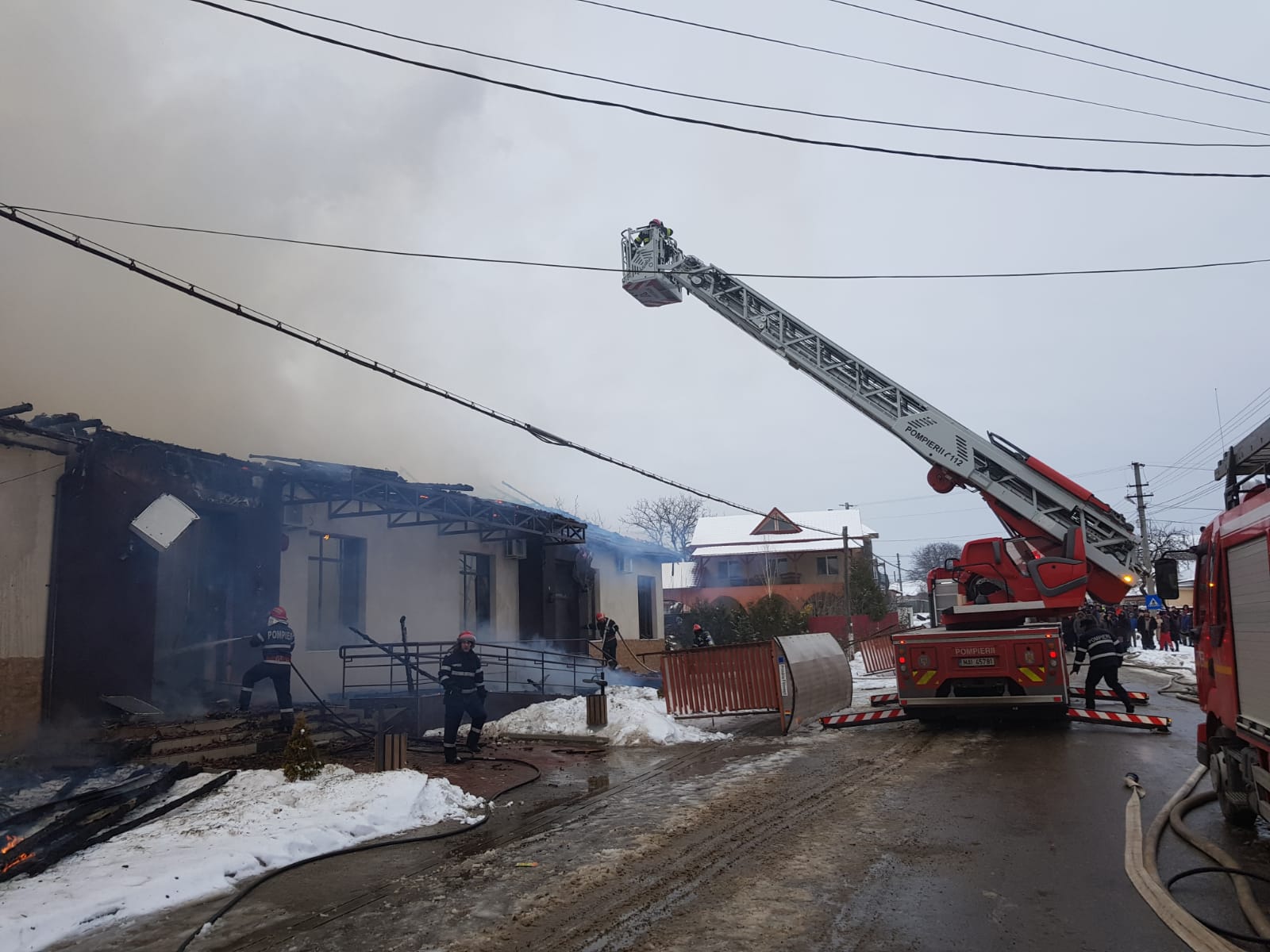 VIDEO&FOTO/ Incendiu puternic în localitatea vrânceană Fitionești. Primăria a fost cuprinsă de flăcări, iar angajații au reușit să iasă înaintea sosirii pompierilor