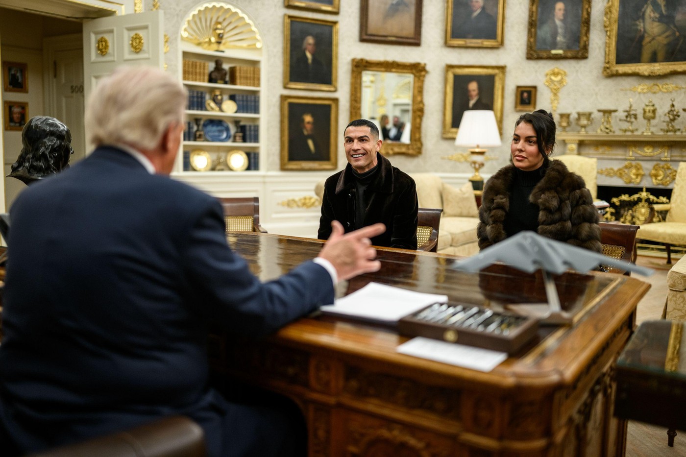 Cum s-a îmbrăcat Georgina Rodriguez la întâlnirea cu Donald Trump, în Biroul Oval de la Casa Albă. Inelul de 3 milioane de dolari l-a avut pe deget