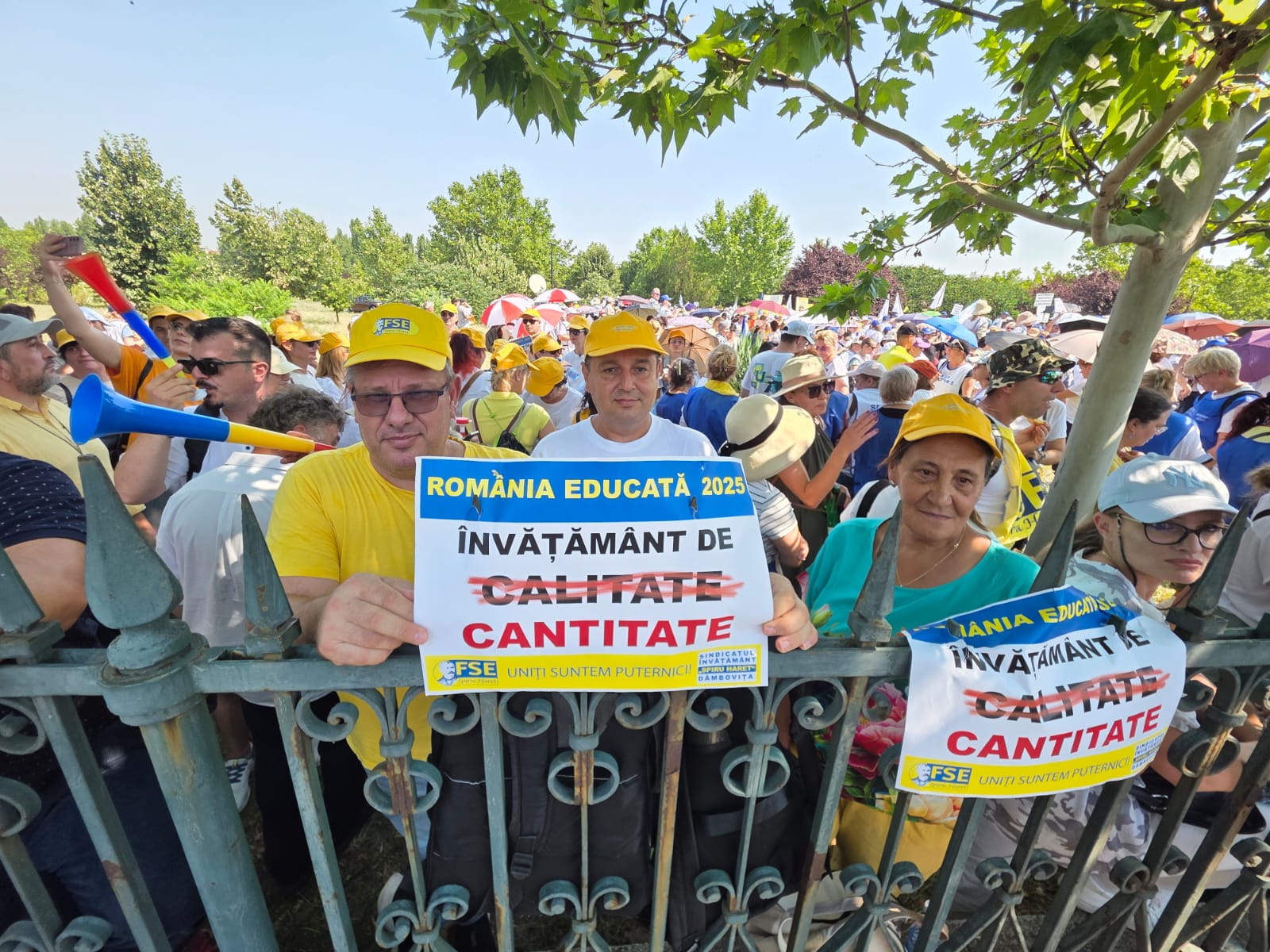 Profesorii și angajații din Sănătate protestează în fața Parlamentului chiar în ziua când Guvernul Bolojan își asumă măsurile de austeritate