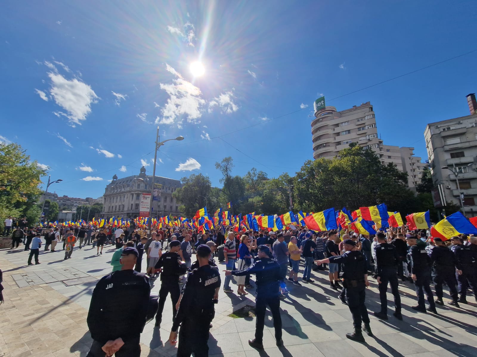 Scandal între taberele Simion și Șoșoacă, la protestul AUR. Manifestanții, despărțiți de jandarmi