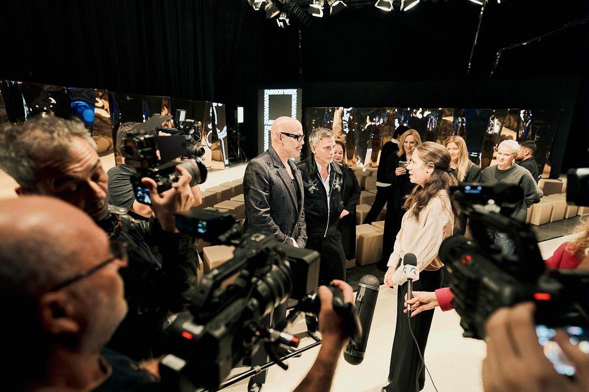 Mirabela Grădinaru, apariție elegantă la Romanian Fashion Week Bucharest 2025. Cât costă bluza purtată la eveniment de partenera lui Nicușor Dan