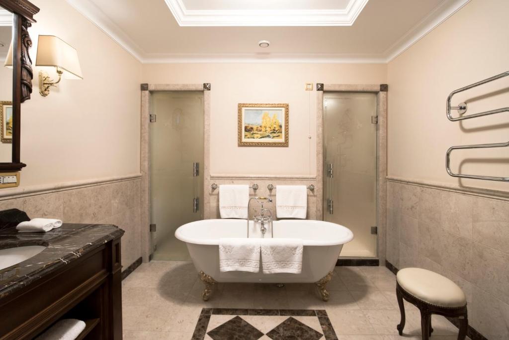 La TVR nu e austeritate. Șeful instituției, Dan Turturică, a călătorit de la București la Chișinău cu zbor la business class și a avut cazare la hotel de cinci stele. Reacția TVR