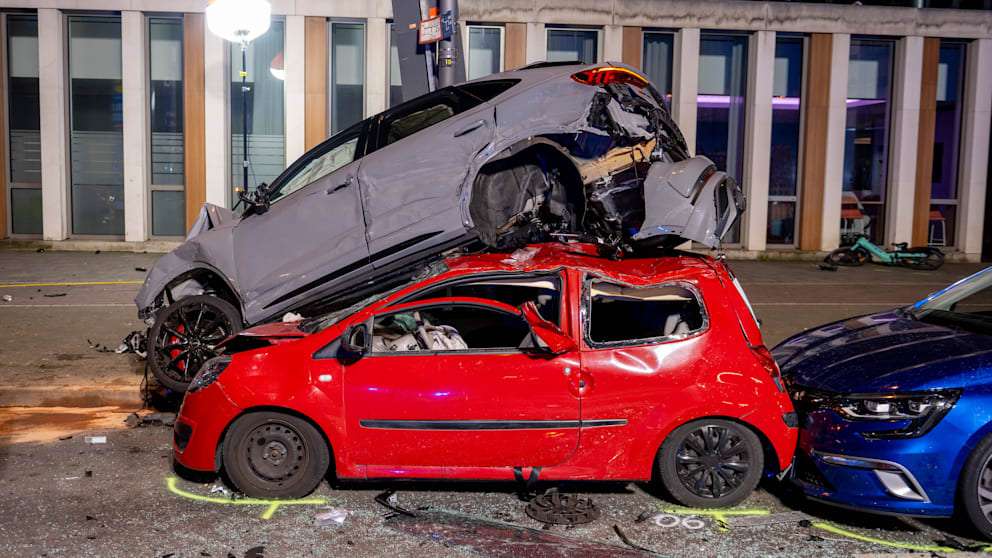 Șoferul vinovat de accidentul cu 14 victime și 10 mașini distruse, filmat blocat la volan, în Köln. Arestat, după ce a fost descarcerat. VIDEO