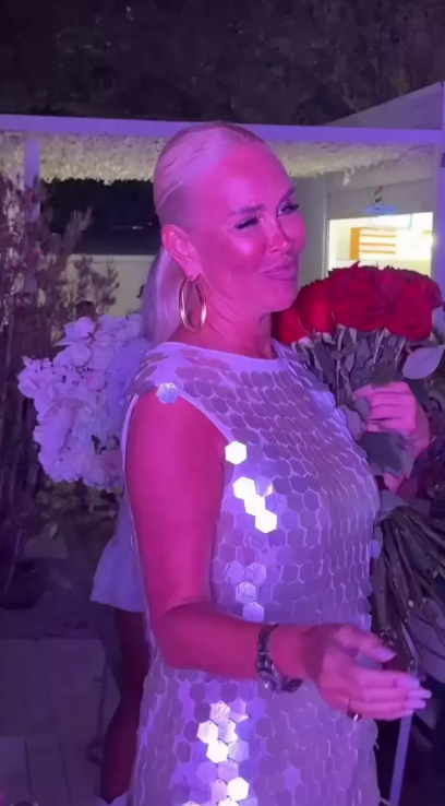 Imagini cu Vica Blochina și iubitul ei, la petrecerea aniversară a vedetei. Moment tandru în văzul tuturor. „Iubirea vieții mele”