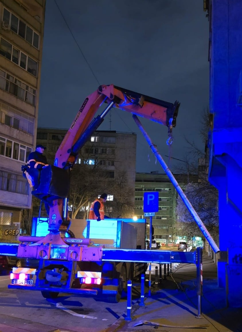 Primăria București demontează stâlpii de iluminat vechi. Ciprian Ciucu: „Nu înțeleg cum de nu i-a văzut nimeni”
