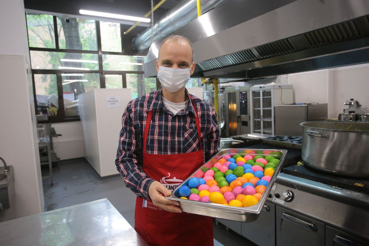 La cea mai mare cantină socială din București, bucătarii au rulat o mie de sarmale pentru Paște. Meniurile de sărbătoare au ajuns la 700 de nevoiași