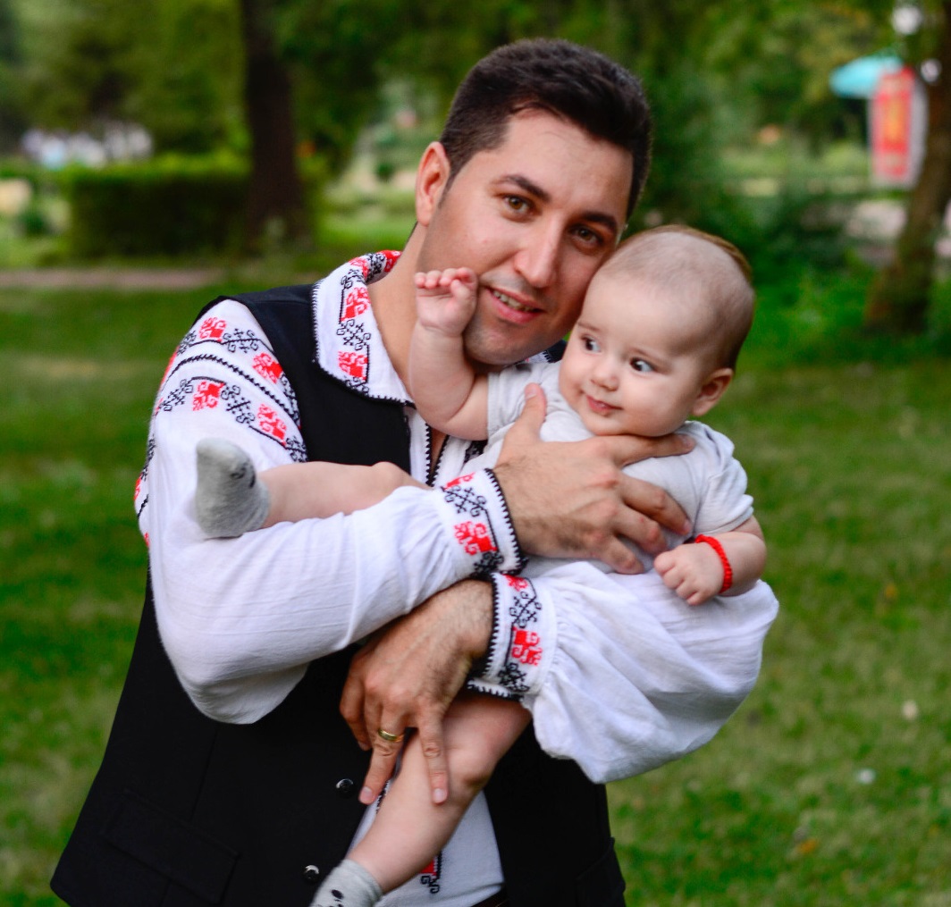 REPORTAJ/Un polițist scrie versuri și compune muzică populară. A filmat primul videoclip de folclor pentru persoane cu deficiențe de auz