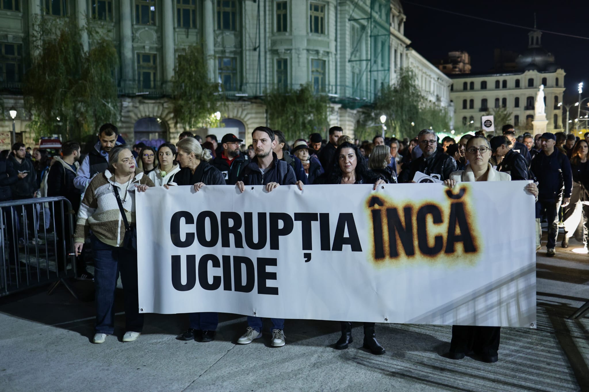 Marș de comemorare la 10 ani de la tragedia din Clubul Colectiv. Mii de oameni își strigă nemulțumirile: „Vrem spitale, NU catedrale”