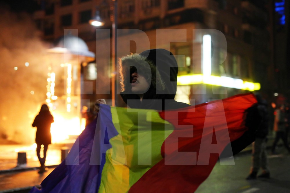 Violențe între ultrași și jandarmi, miercuri seară, în Capitală, pe finalul protestelor / FOTO & VIDEO