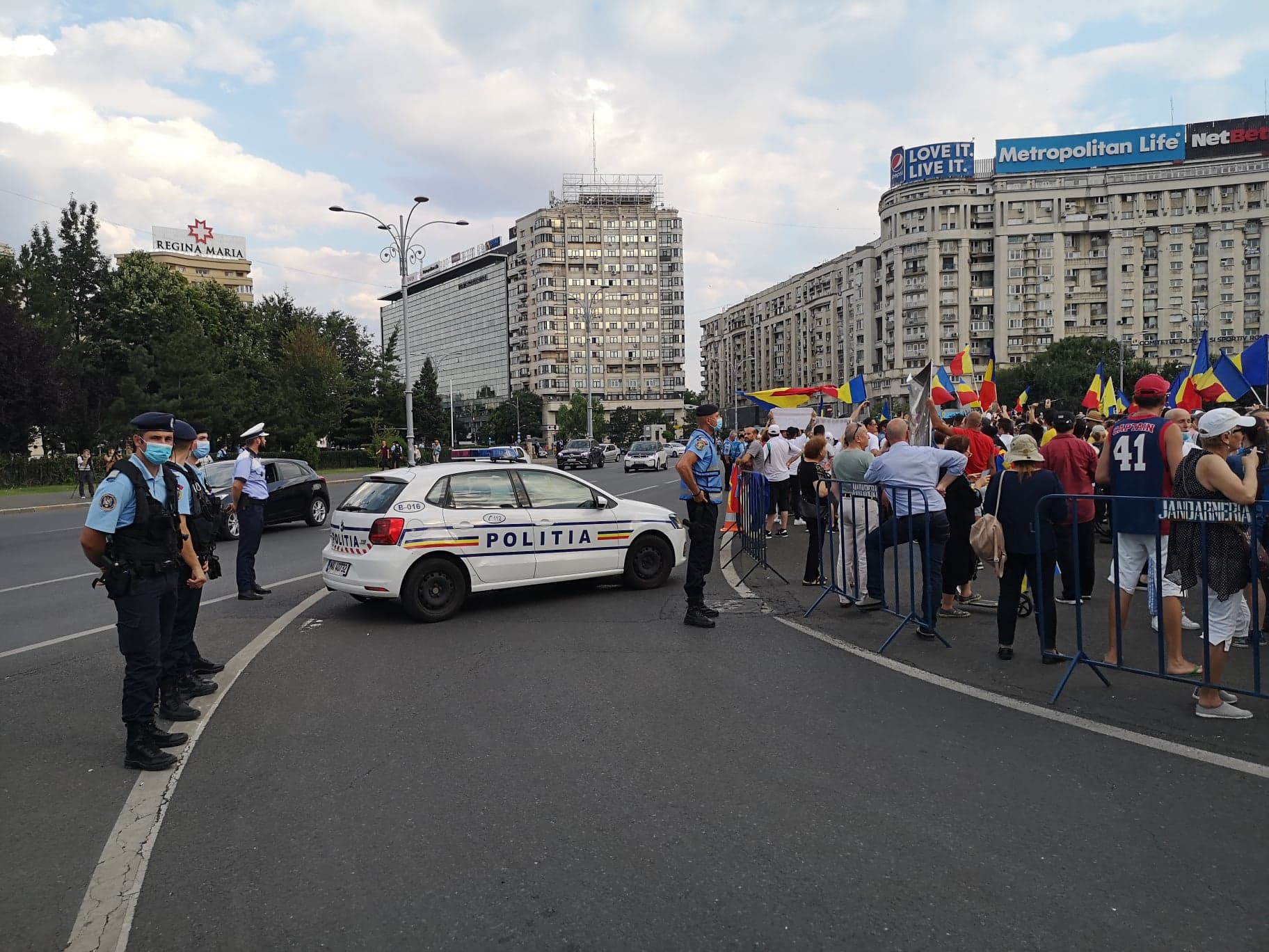 Miting împotriva legii carantinării și izolării, în fața Guvernului. ”Cred în Dumnezeu, nu în Covrig-19”. Raed Arafat, mesaj pentru protestari: ”Îi așteptăm la spital”