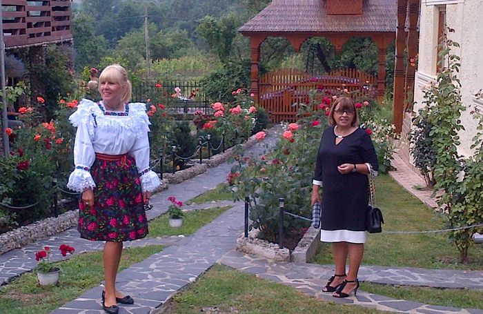 Ia tradițională românească, promovată de politicieni. Cum a ajuns costumul popular să fie admirat în toată lumea