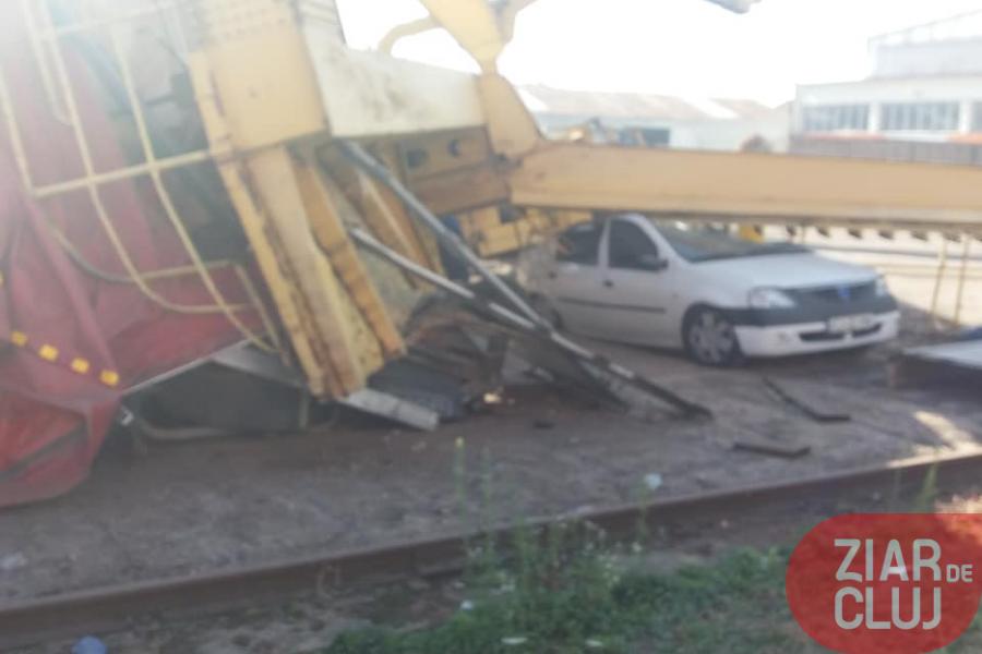 Imagini șocante cu o macara prăbușită peste o mașină în Cluj. Greșeala muncitorilor care a dus la dezastru / FOTO&VIDEO