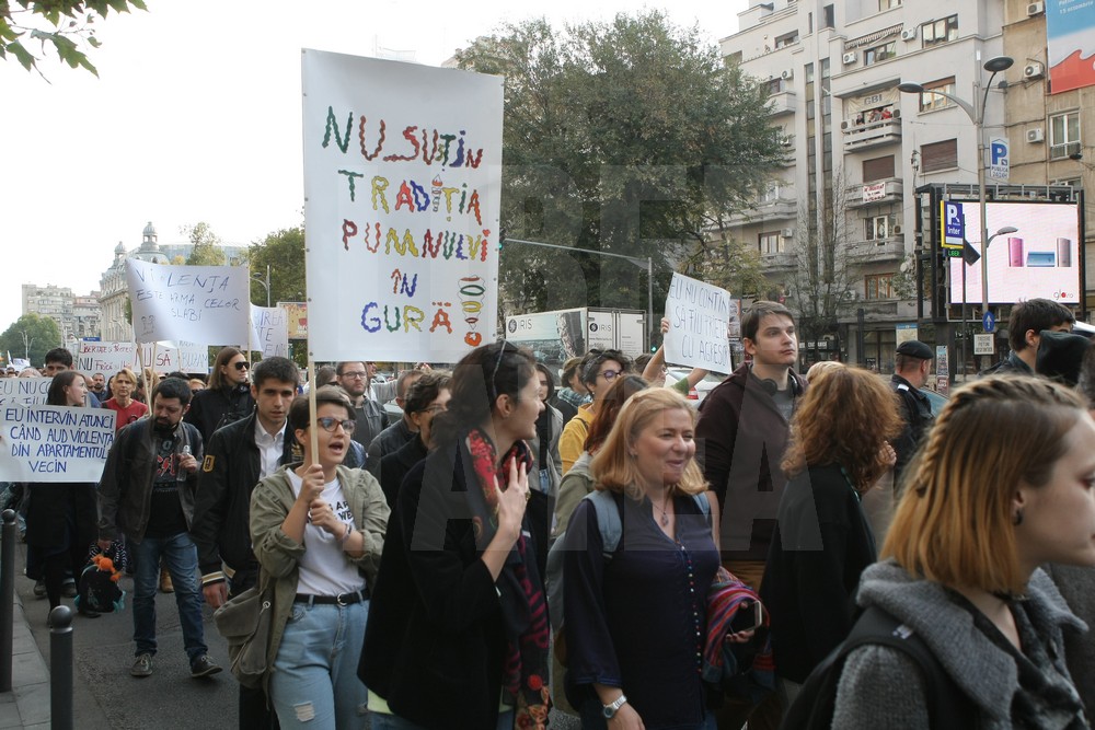 GALERIE FOTO/ Marş împotriva violenţei domestice, în Bucureşti: "Împreună pentru siguranţa femeilor"