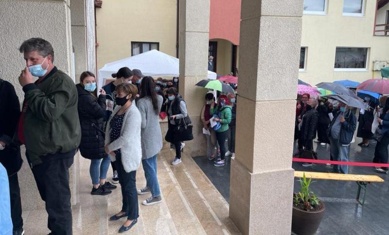 La Blaj, oamenii au stat la coadă în ploaie, după ce s-au epuizat vaccinurile. DSP a trimis doze suplimentare