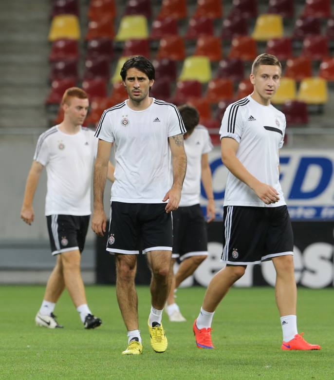 Sârbii de la Partizan s-au delectat înaintea meciului cu Steaua răsfoind reviste cu femei sexy. Ce frumuseți au în delegație! / VIDEO