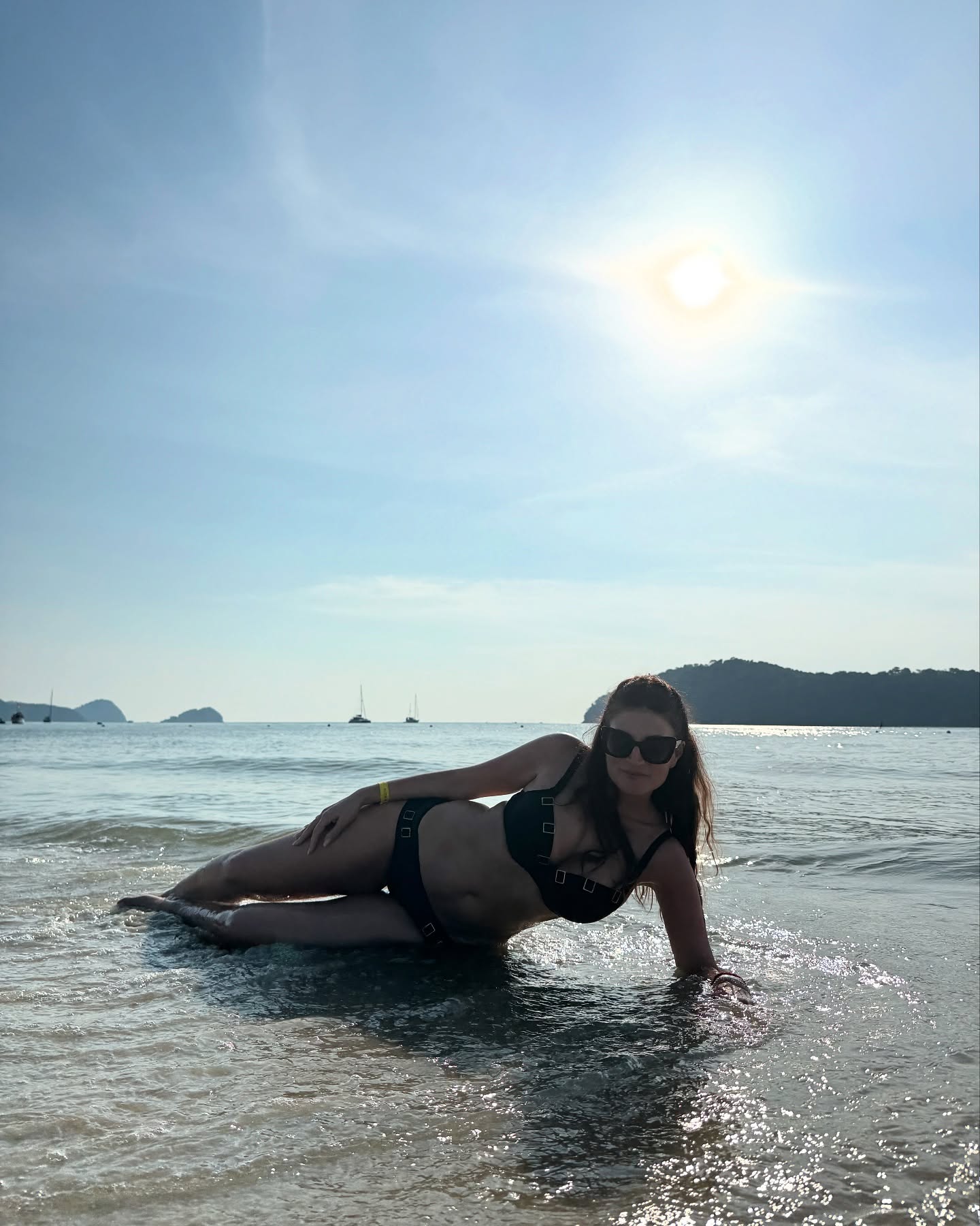 Imagini cu Ioana Ginghină în costum de baie la 47 de ani, pe plaja din Malaezia. „Fără filtru, fără machiaj și fără ezitare”