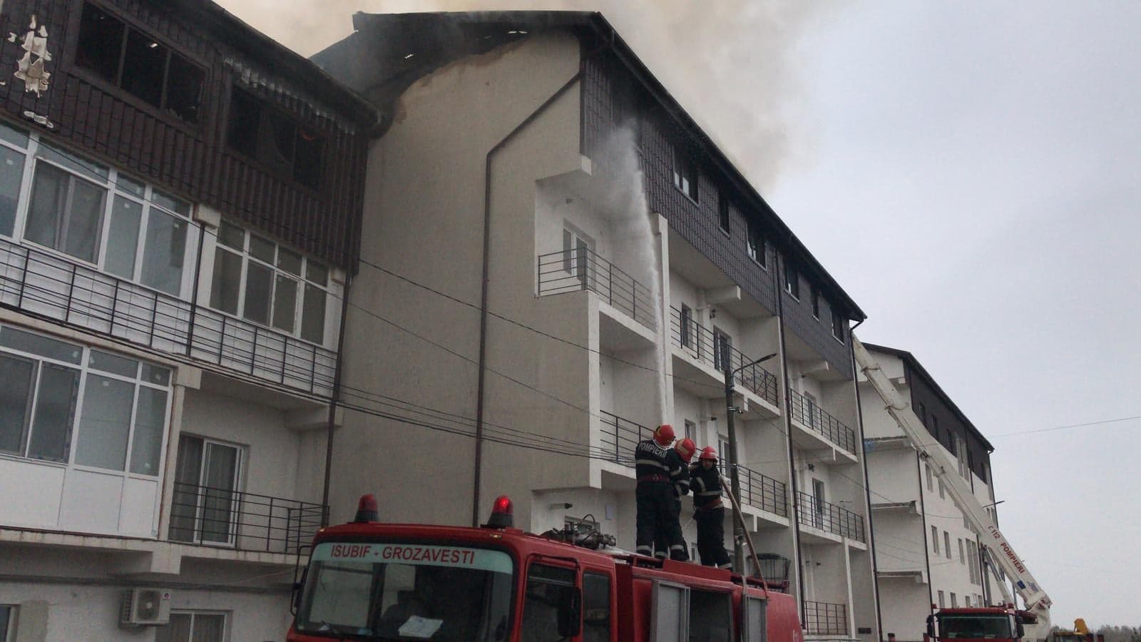 FOTO&VIDEO/ Apartamente distruse de incendiu în Chiajna! O femeie însărcinată, transportată la spital