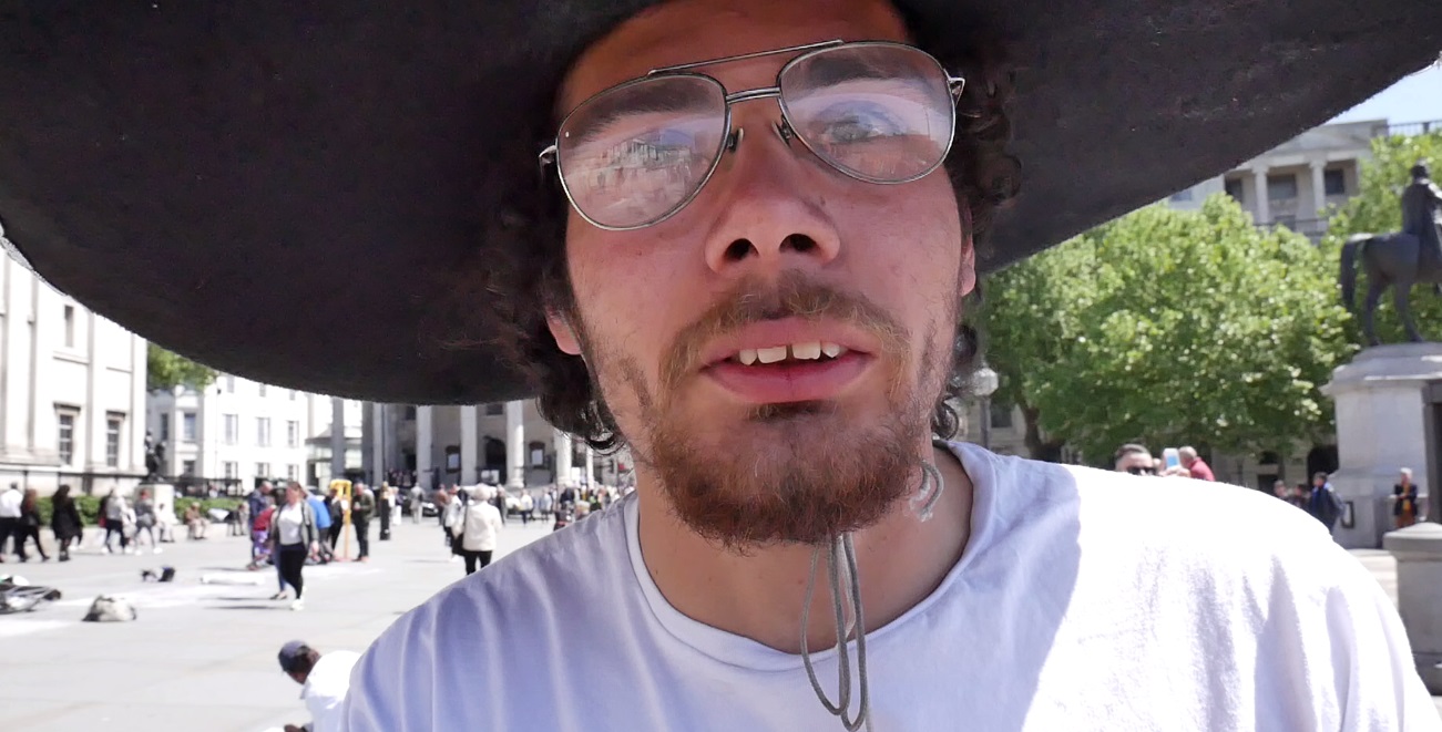 VIDEO EXCLUSIV/Yoda ”suspendați” în Trafalgar Square din Londra sunt români. Nea Viorel și-a comandat costumul la un croitor din Buzău!