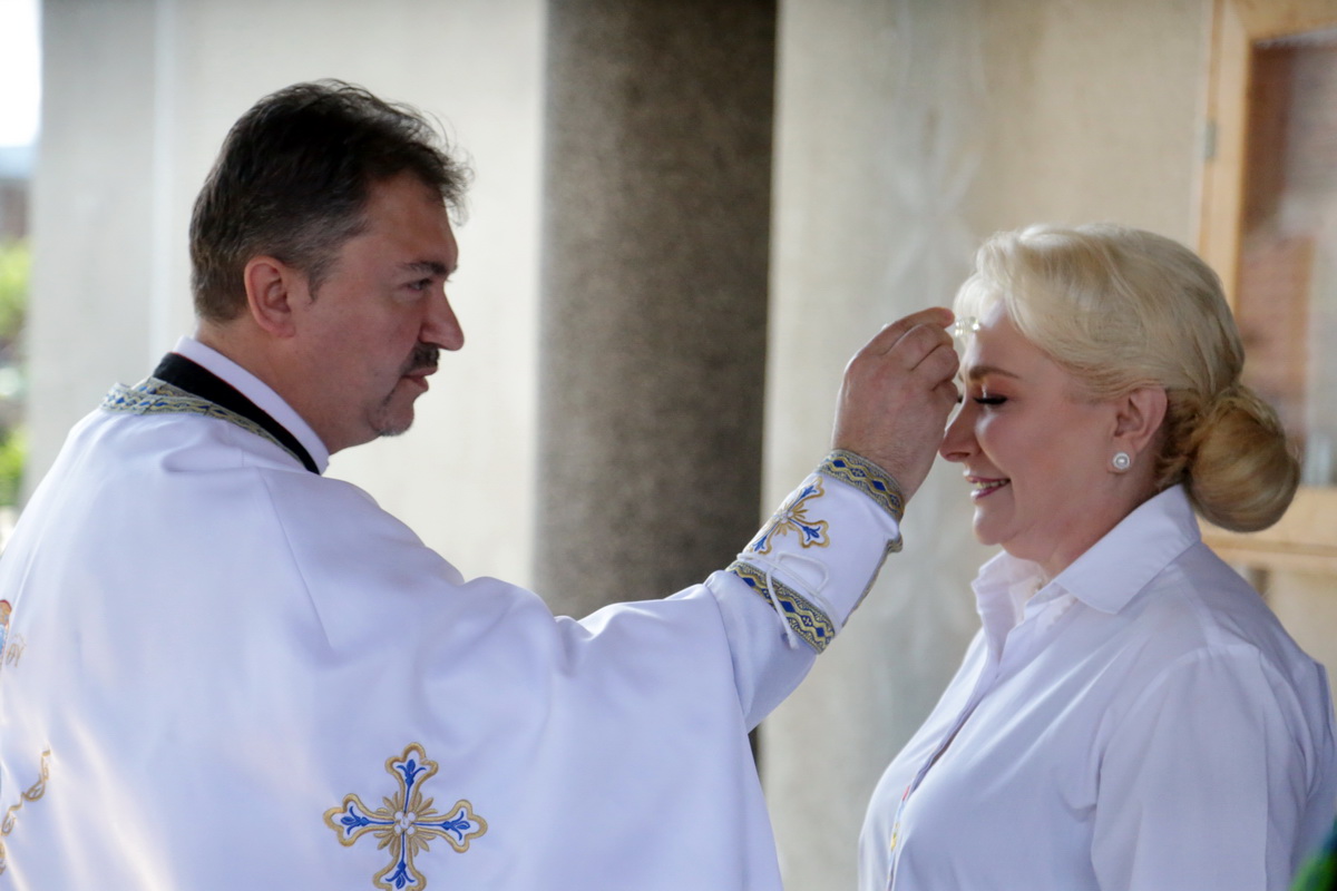 FOTO | Premierul Viorica Dăncilă a mers la Festivalul Sâmbra Oilor. Reacţie la protestele din ultimele zile: "Adevăraţii români sunt oameni care îşi bazează atitudinea pe argumente"