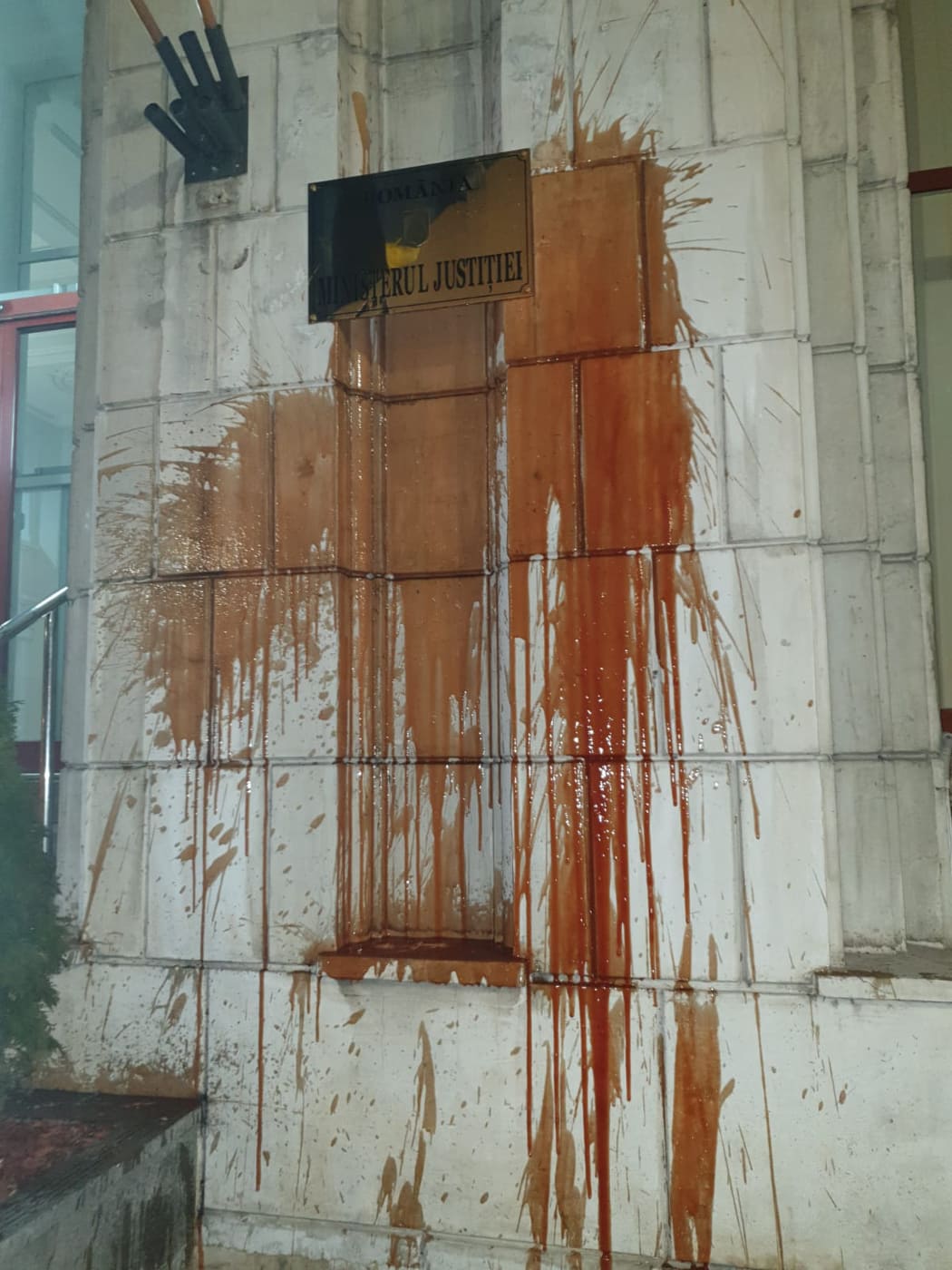 FOTO | Protestatarii au aruncat cu ketchup pe pereții Ministerului Justiției