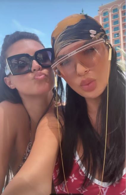 Imagini cu Andreea Tonciu și Antonia în costum de baie. S-au întâlnit la plajă în Dubai