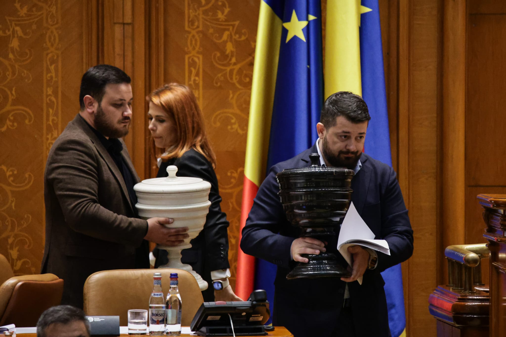 Ce nu s-a văzut la televizor în timpul votului moțiunii de cenzură împotriva Guvernului Bolojan. Negocieri în șoaptă, telefoane pe fugă și calcule la limită